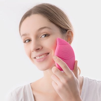 Apparat til rengøring af ansigtet med massageeffekt