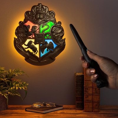 Hogwarts Crest - Harry Potter - lampe med tryllestav